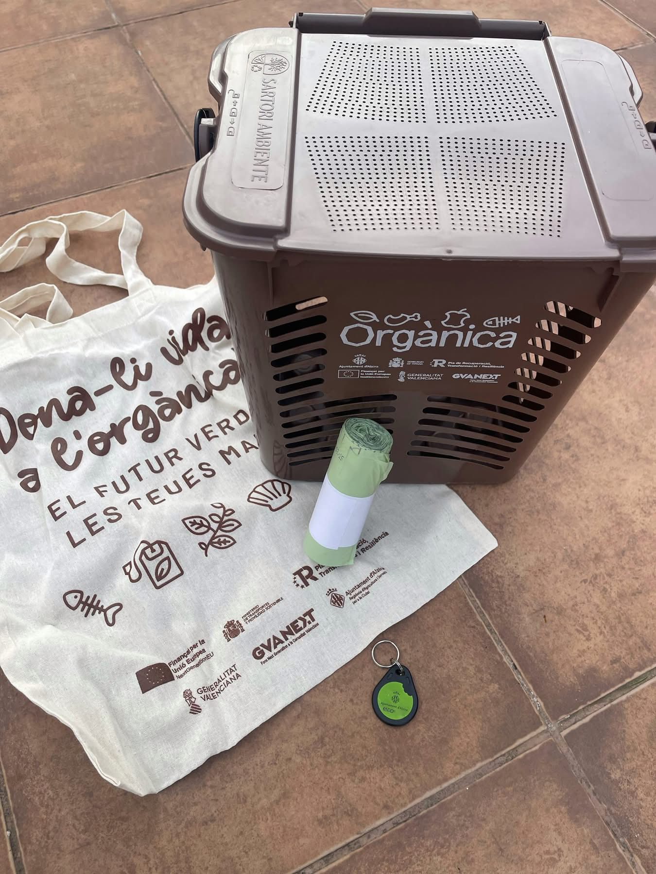 L’ajuntament d’Alzira recorda que ja es poden arreplegar les claus d’accés al contenidor marró.