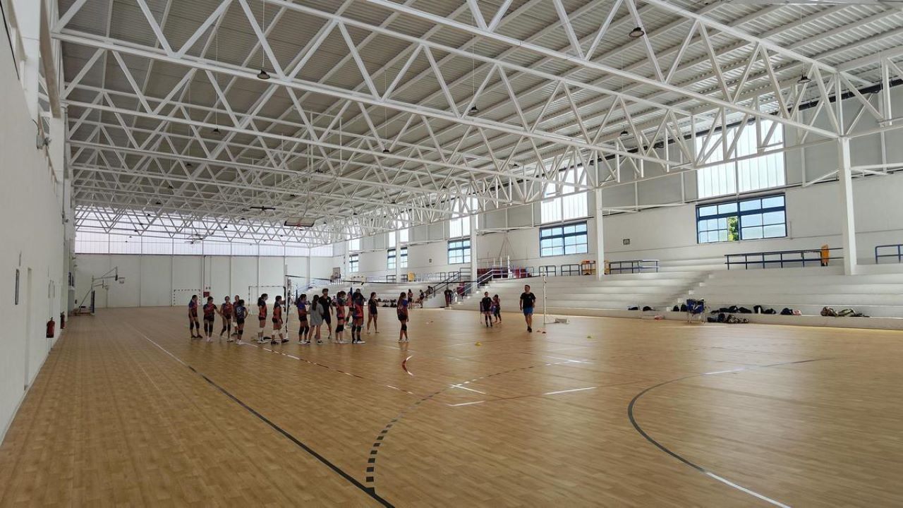 Ciutadans denuncia el mal estat del pavelló Fontana Mogort després de tants anys en obres.