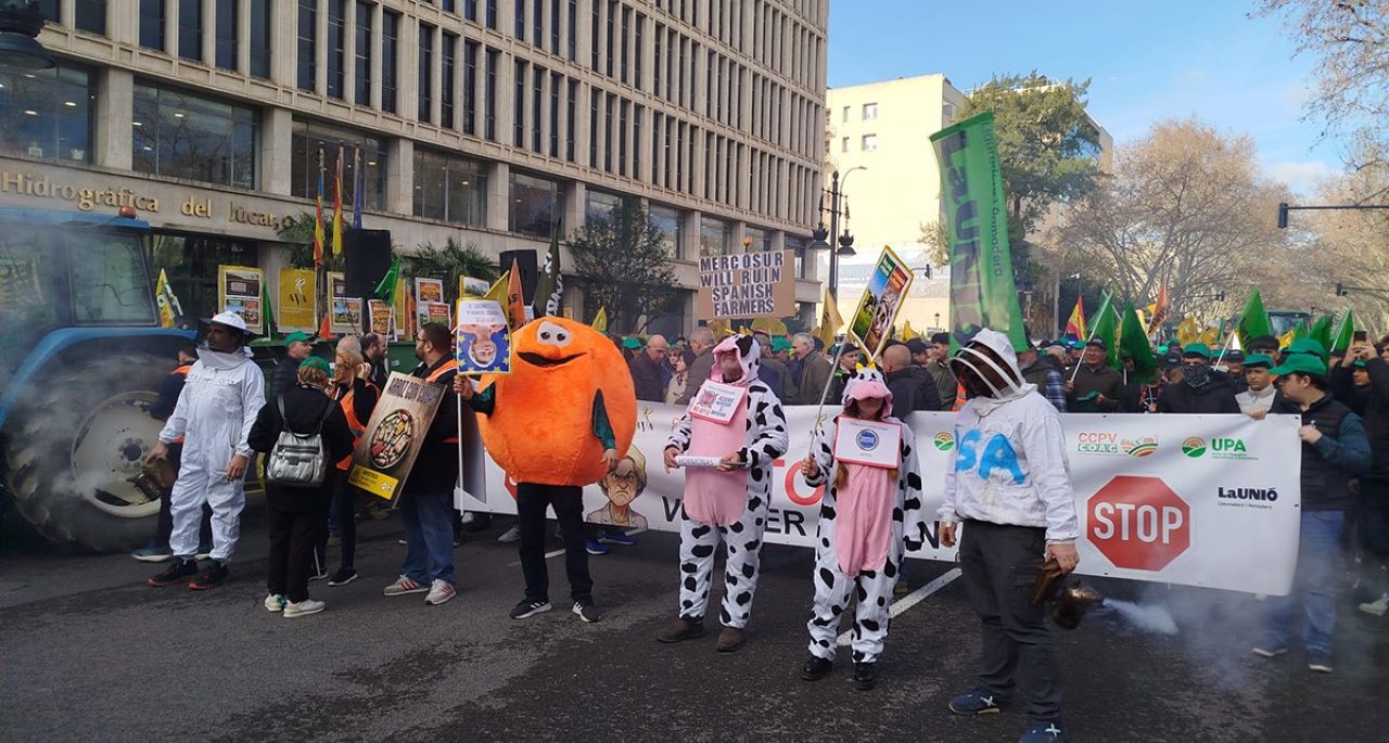 Ahir, el sector agrícola va eixir al carrer per manifestar-se contra les polítiques de la Unió Europea.