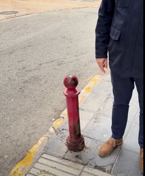 L’Ajuntament d’Alzira llança una campanya de conscienciació als propietaris de gossos perquè eviten que orinen en el mobiliari urbà.