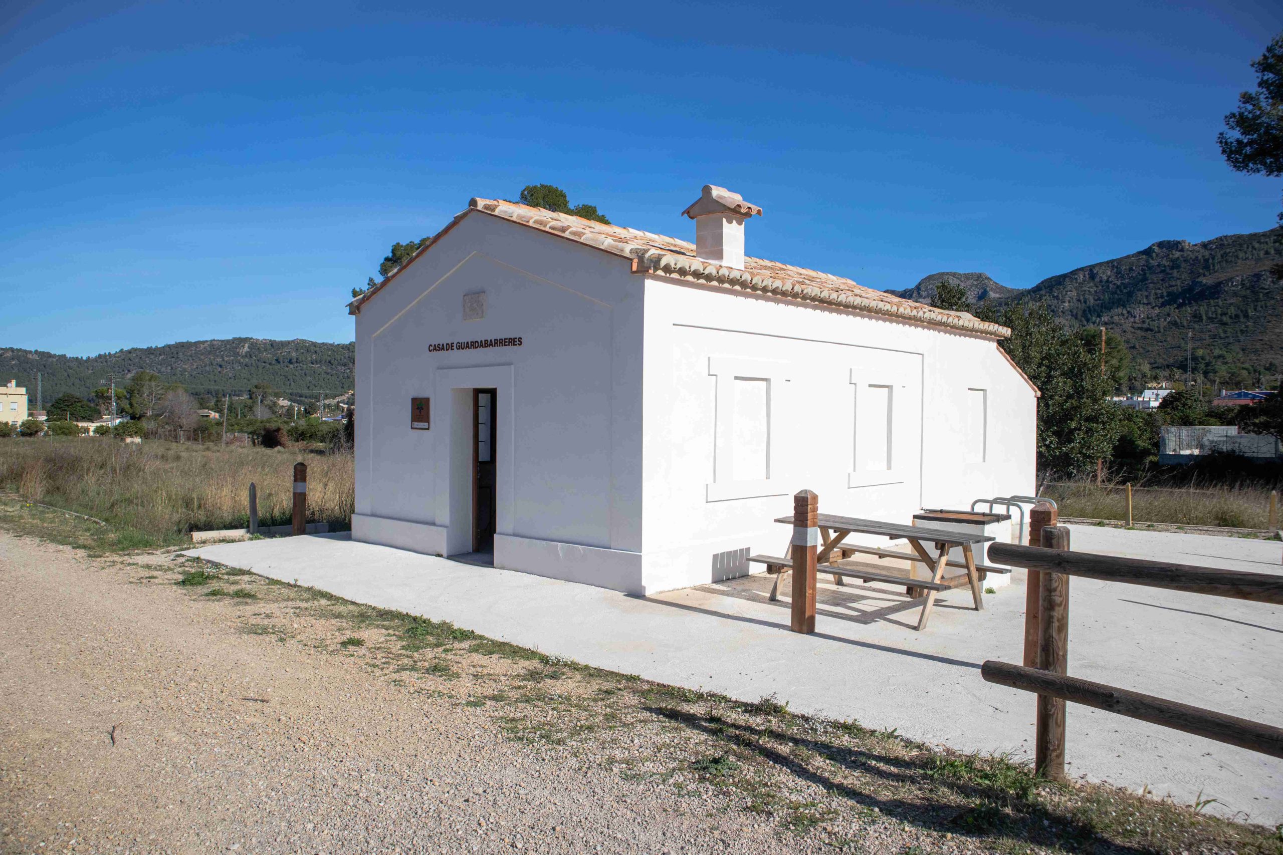 La Mancomunitat de la Ribera convertix les dos casetes dels guardabarreres en centre de visitants de la via Verda.