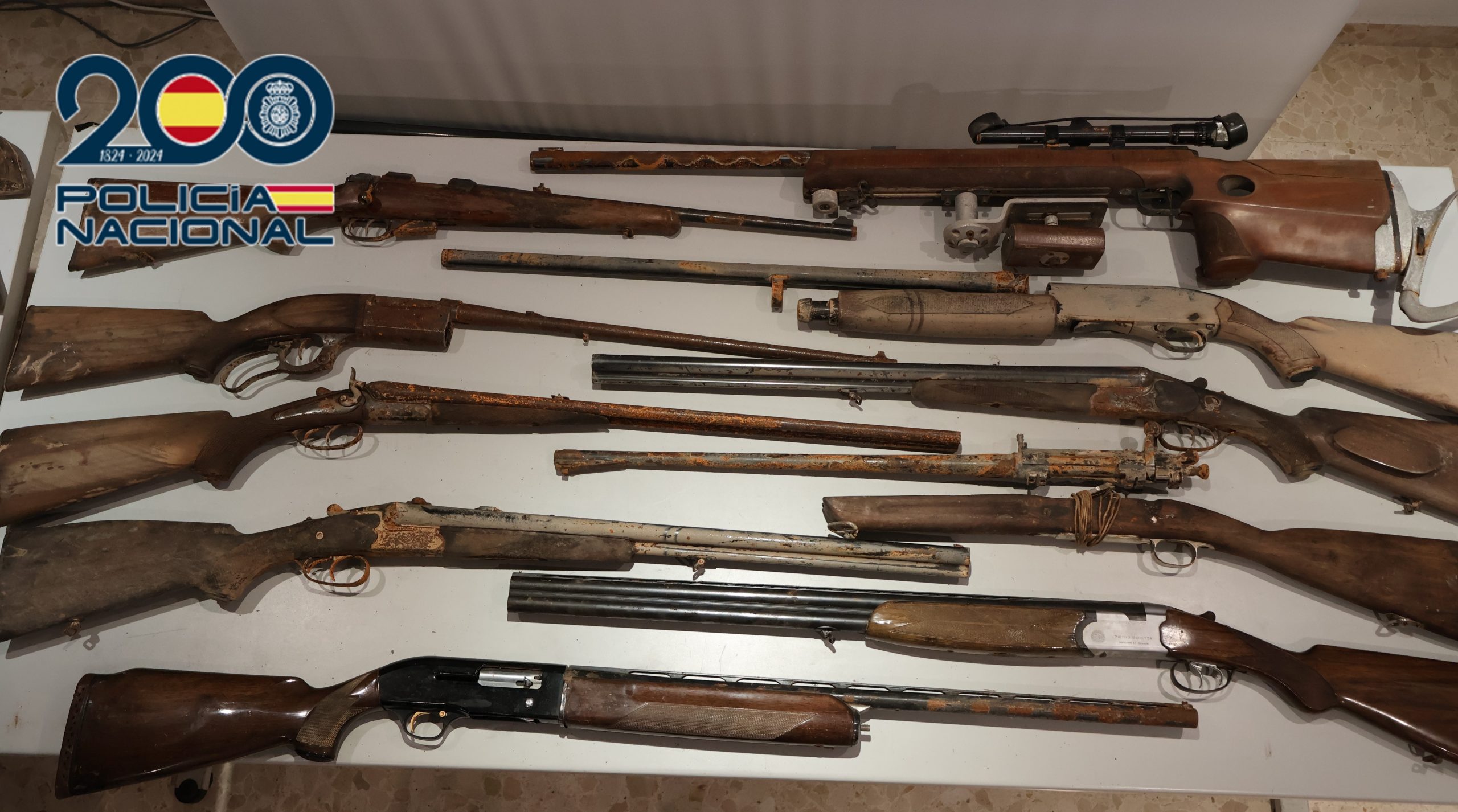 Detingut a Alzira un home per tinença il·lícita de 25 armes i munició.