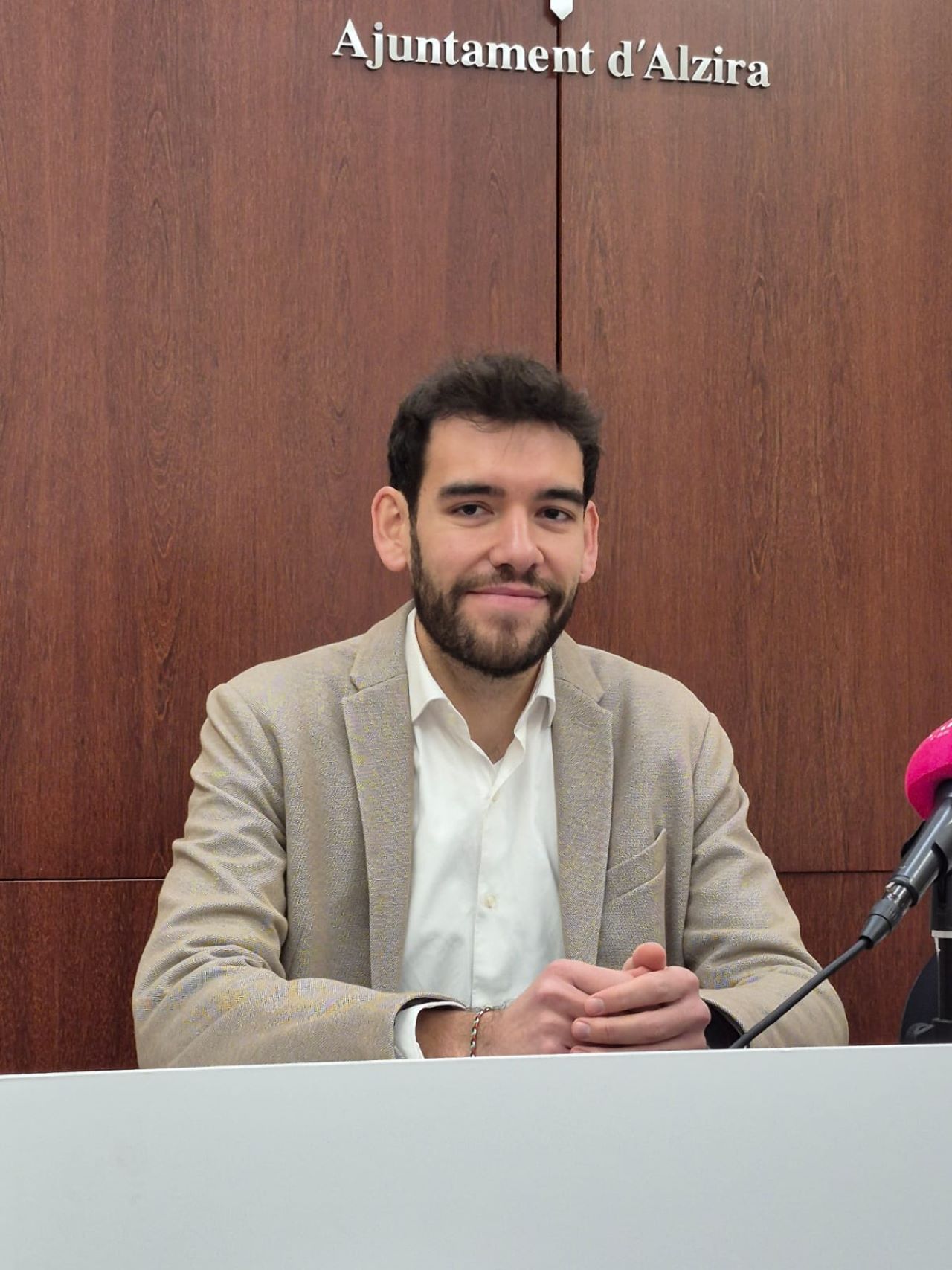 L’Ajuntament d’Alzira desbloqueja els diners reservats per a la reconstrucció de la casa del Rei per a destinar-ho a altres projectes com al construcció de nínxols o obres en la Casa de la Cultura o el Fontana Mogort. Així es va aprovar ahir al plenari.