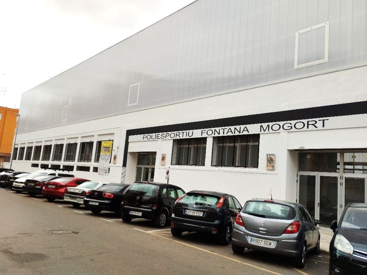 El govern alzireny nega que hi haja goteres en l’estructura del Fontana Mogort i acusa a Vox de voler crear alarma i, ciutadans reitera l’existència de les goteres i demana una auditoria de la rehabilitació d’este pavelló.