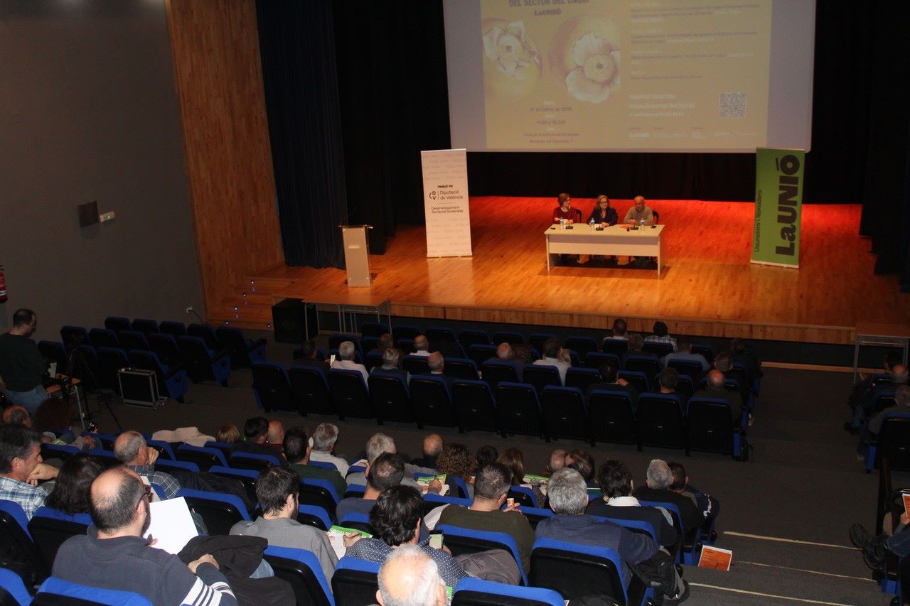 Més de 80 llauradors participaren ahir en les III Jornades de LA UNIÓ sobre el caqui a Benimodo. LA UNIÓ qualifica la campanya del caqui com a irregular i marcada per la incidència de les plagues que han augmentat el volum de rebutjos.