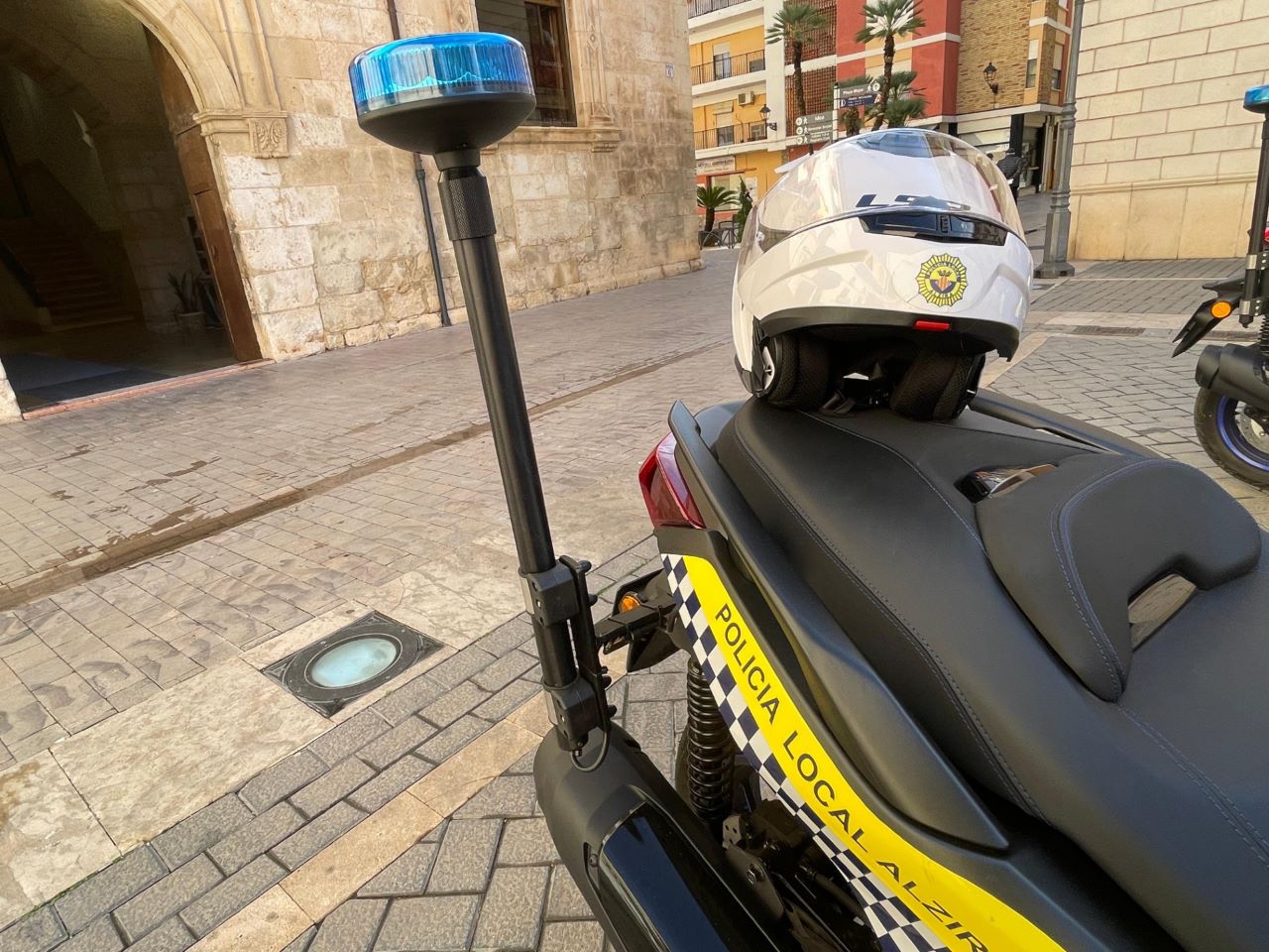 La Policia Local d’Alzira deté un individu pel robatori a diversos vehicles. Des de la regidoria de policia es destaca la importància de la col·laboració ciutadana.