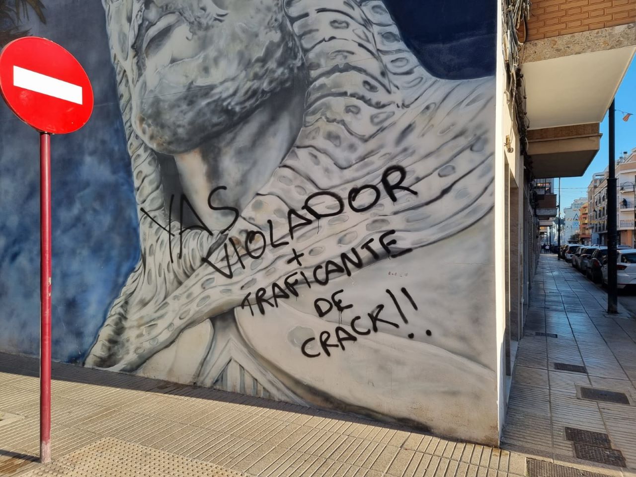 Alzira hui ha desperta amb una onada de vandalisme: el mural de Jaume I apareix amb missatges difamatoris i desperfectes en façanes i cotxes.