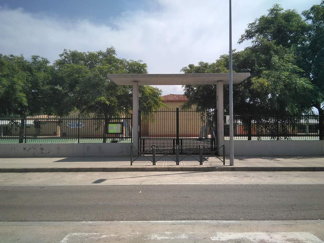 El col·legi Ausiàs March ha convocat dos concentracions per reclamar millores en el sistema educatiu i més recursos per als centres.