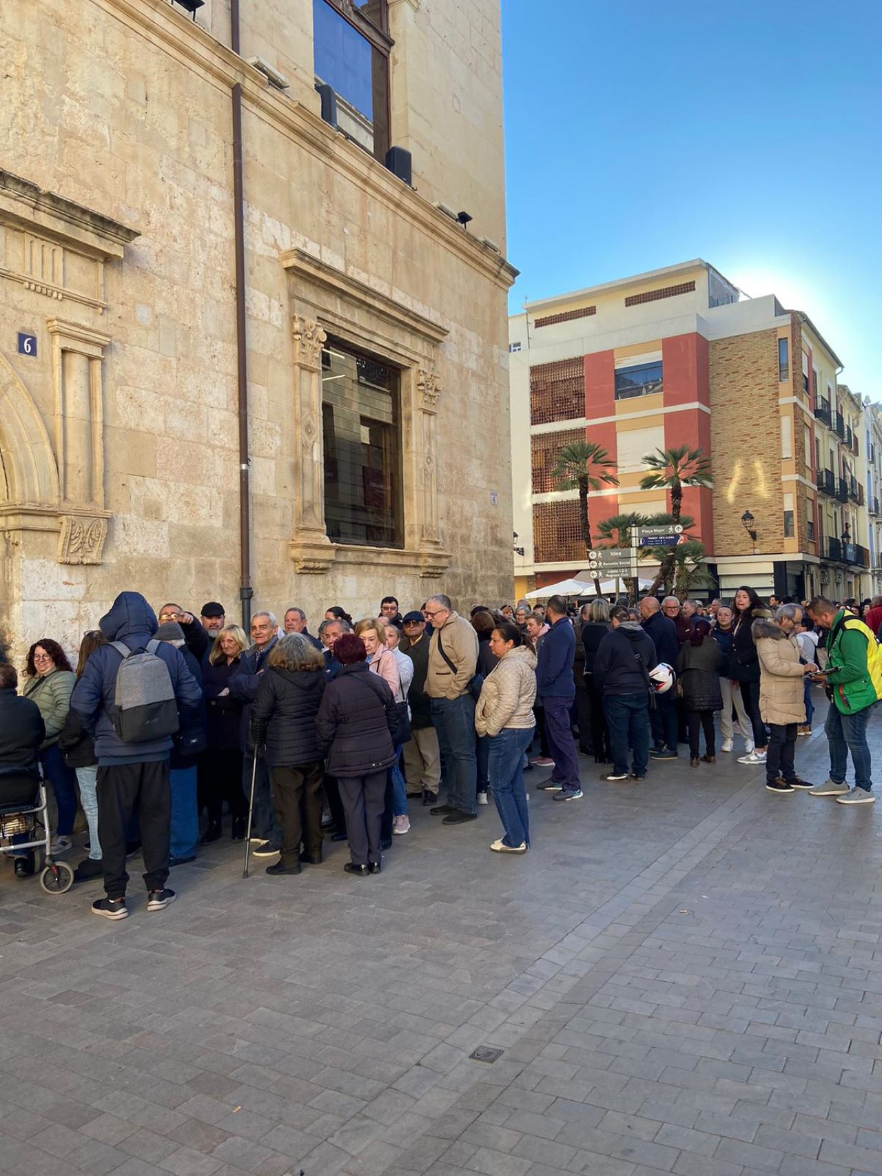 Centenars de veïns fan cua des de la nit per assegurar lloc a la Processó de Divendres Sant.