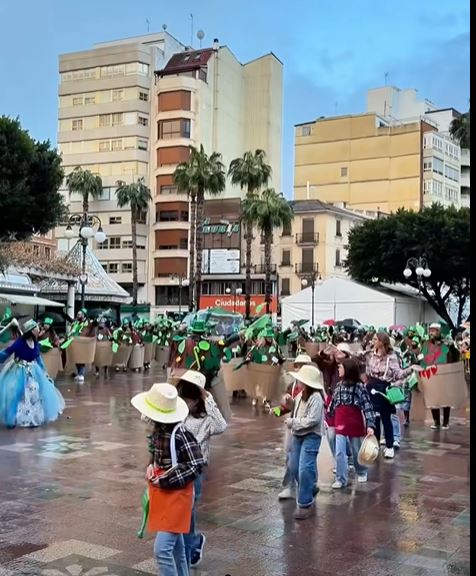 La falla Hernán Cortés guanya la cavalcada multicolor