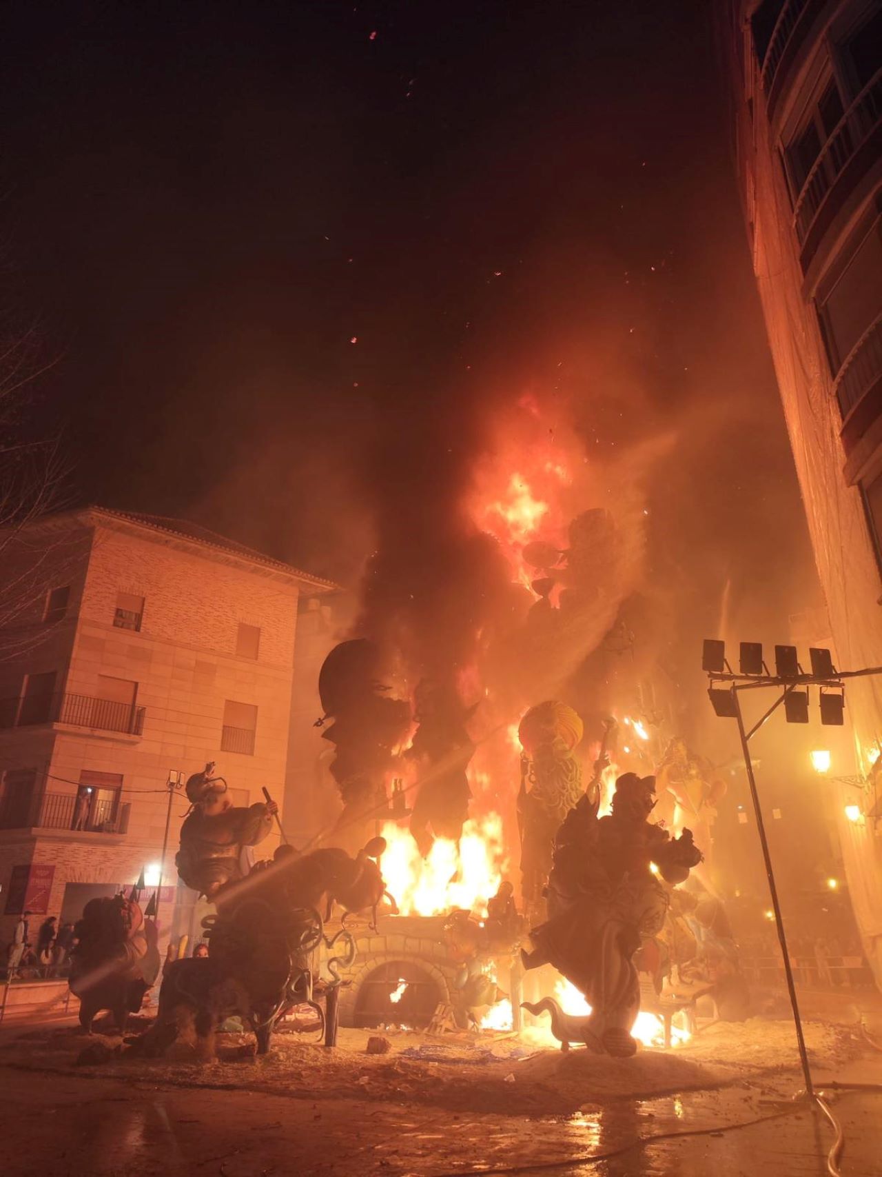 Alzira reforça el dispositiu de bombers per a la nit de la cremà amb vuit rutes i equips addicionals per garantir la seguretat de tots els fallers.