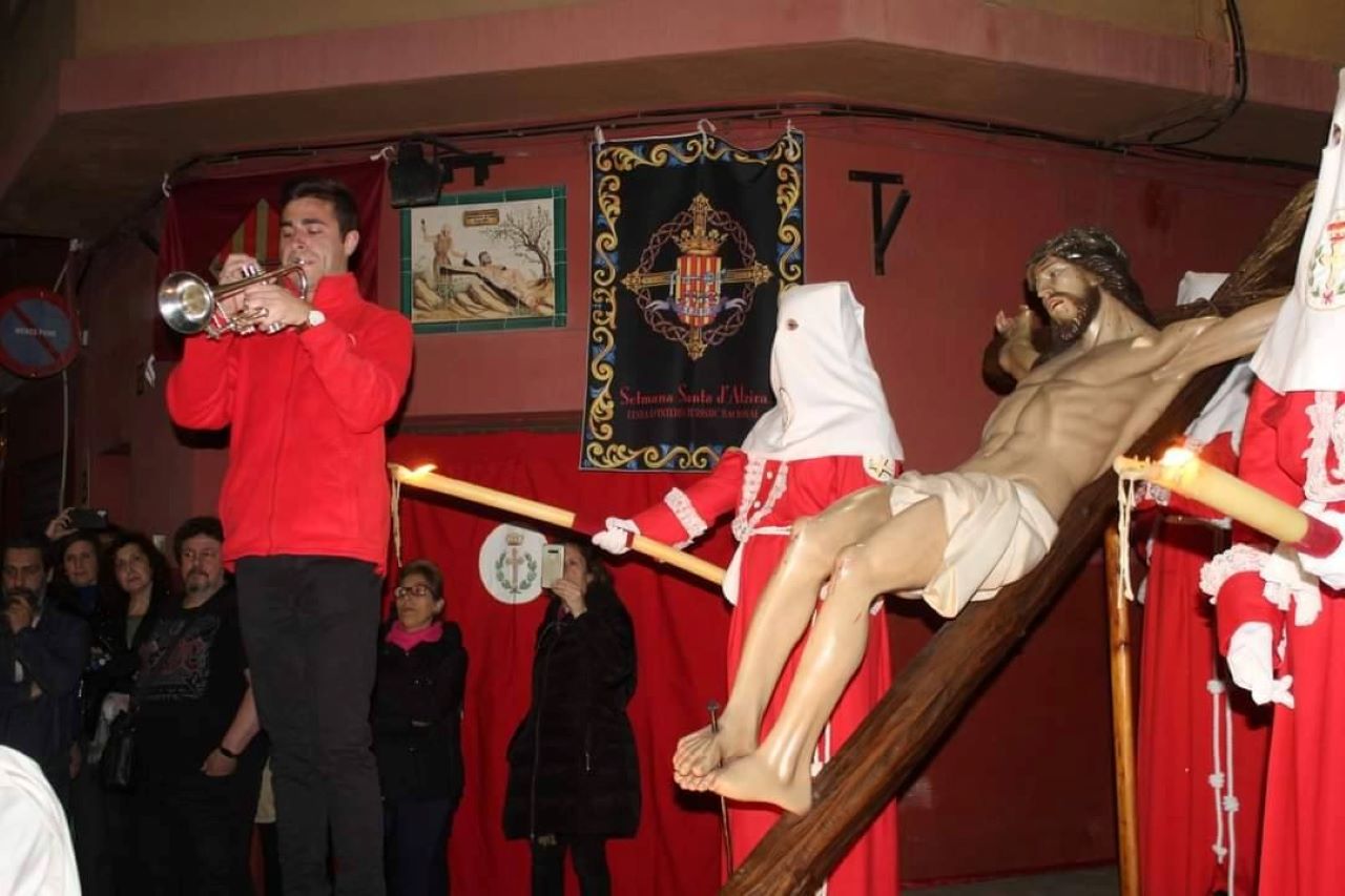 La Confraria de la Crucifixió d’Alzira commemora 40 anys del Toc del Silenci amb una exposició especial a la Casa de la Cultura