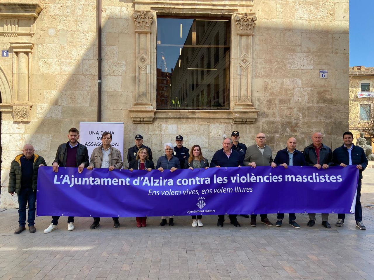 L´Ajuntament d´Alzira convoca un minut de silenci per condemnar el nou cas de violència vicària a Torrevella i mostrar suport a la família de la víctima.
