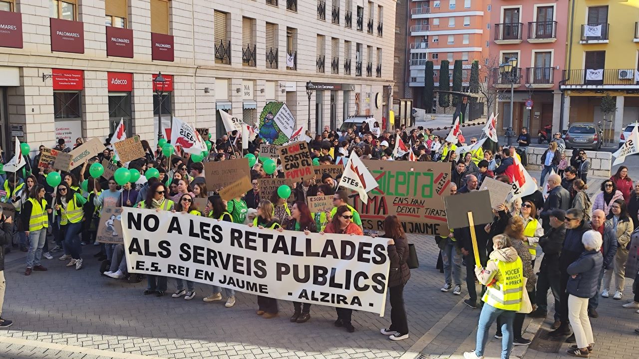 Docents i estudiants d’Alzira recorren els carrers en protesta per millores en salaris, condicions laborals i recursos educatius.
