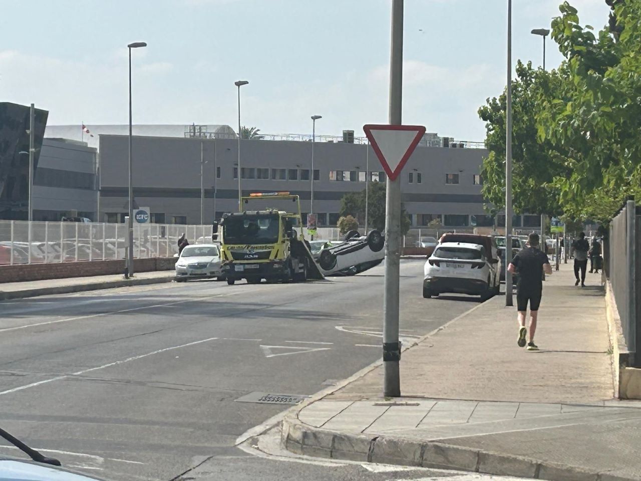 Un conductor bolca el seu vehicle a l’eixida d’Alzira cap a Carcaixent.