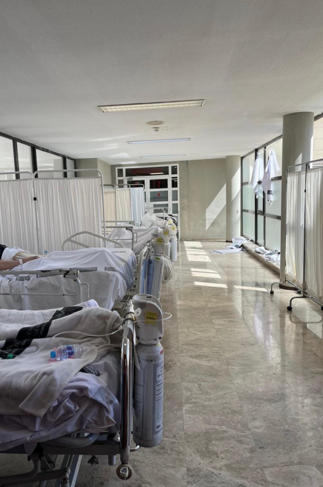 El servici d’ Urgències de La Ribera patix un col·lapse estructural amb pacients esperant més de 48 hores per un llit.