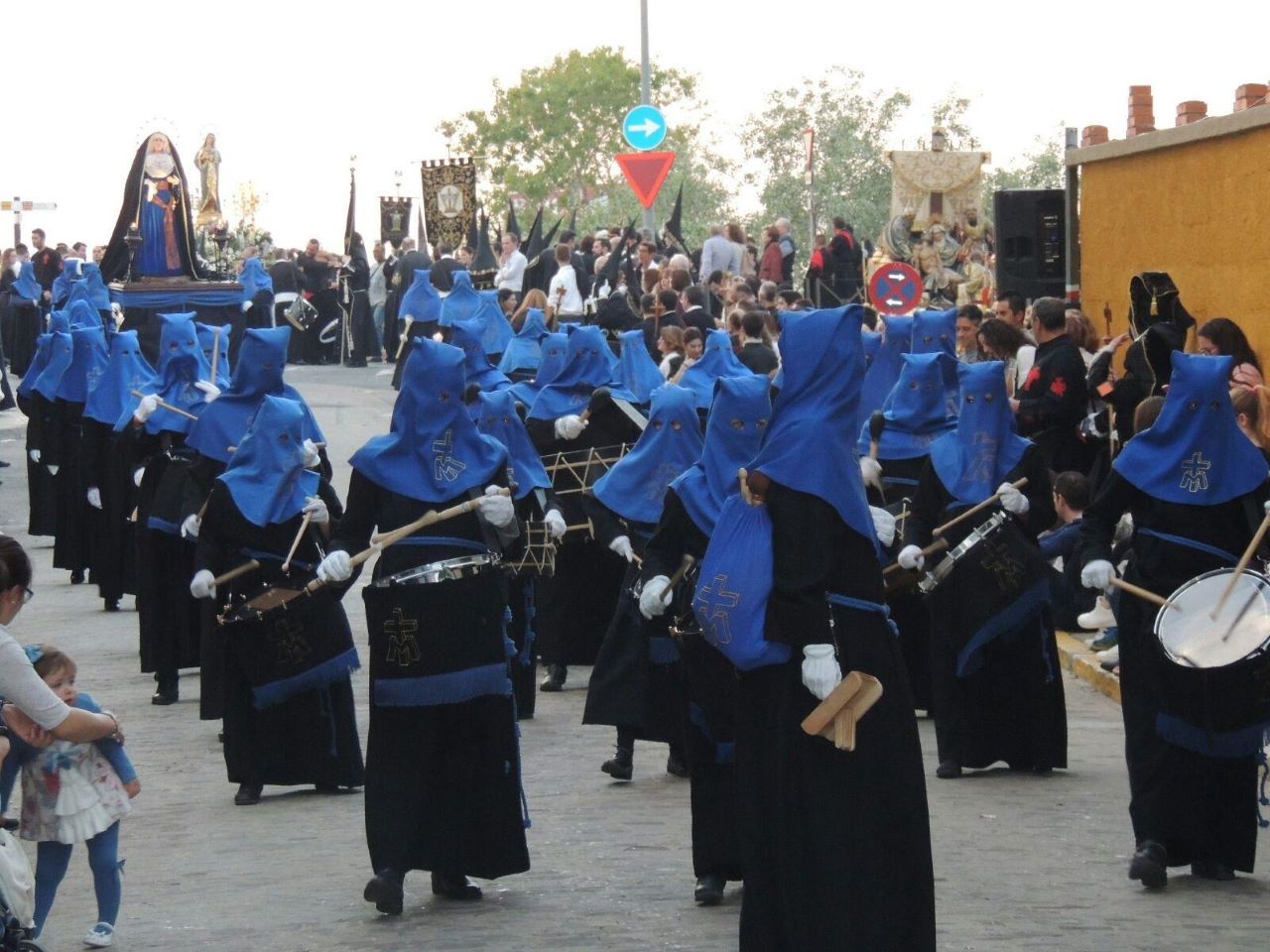 Alzira creua l’equador de la Setmana Santa amb processons, via-crucis, tocs de tambors i activitats tradicionals que culminaran amb l’encontre del Crist Ressuscitat i les vigílies pasquals.