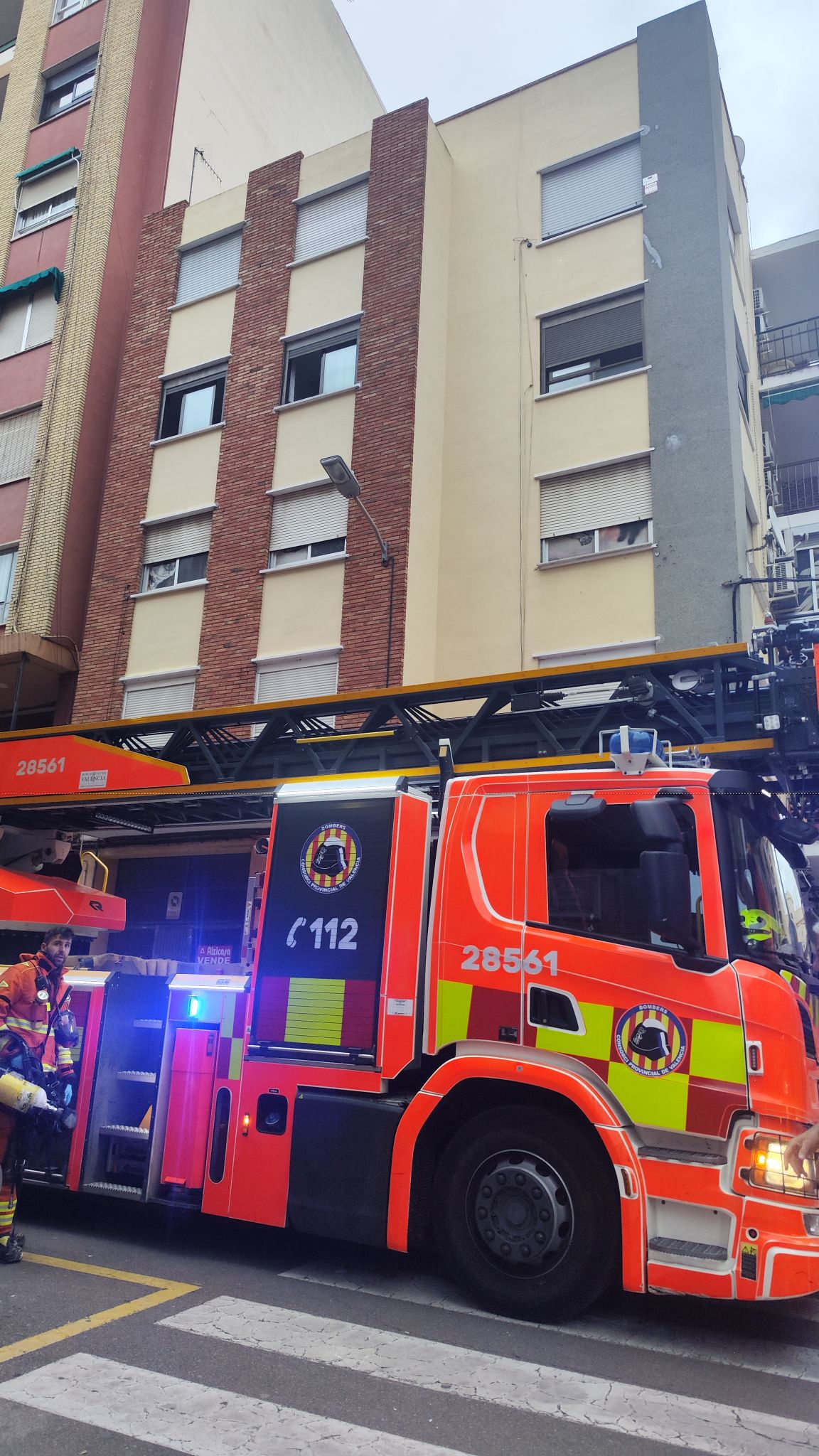Incendi en un habitatge d’Alzira mobilitza els bombers després de l’afectació d’un termo de gas