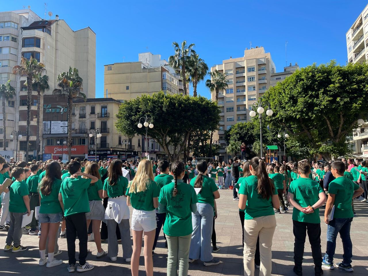 Les escoles d’Alzira omplin la plaça Major amb el projecte Musiqueando i porten la música al carrer com a mostra del treball a les aules de música