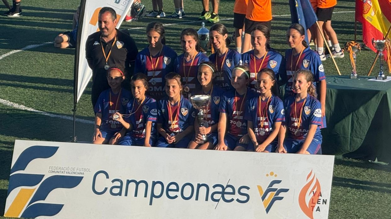 El futbol 8 alzirista renaix i el futbol femení es consolida