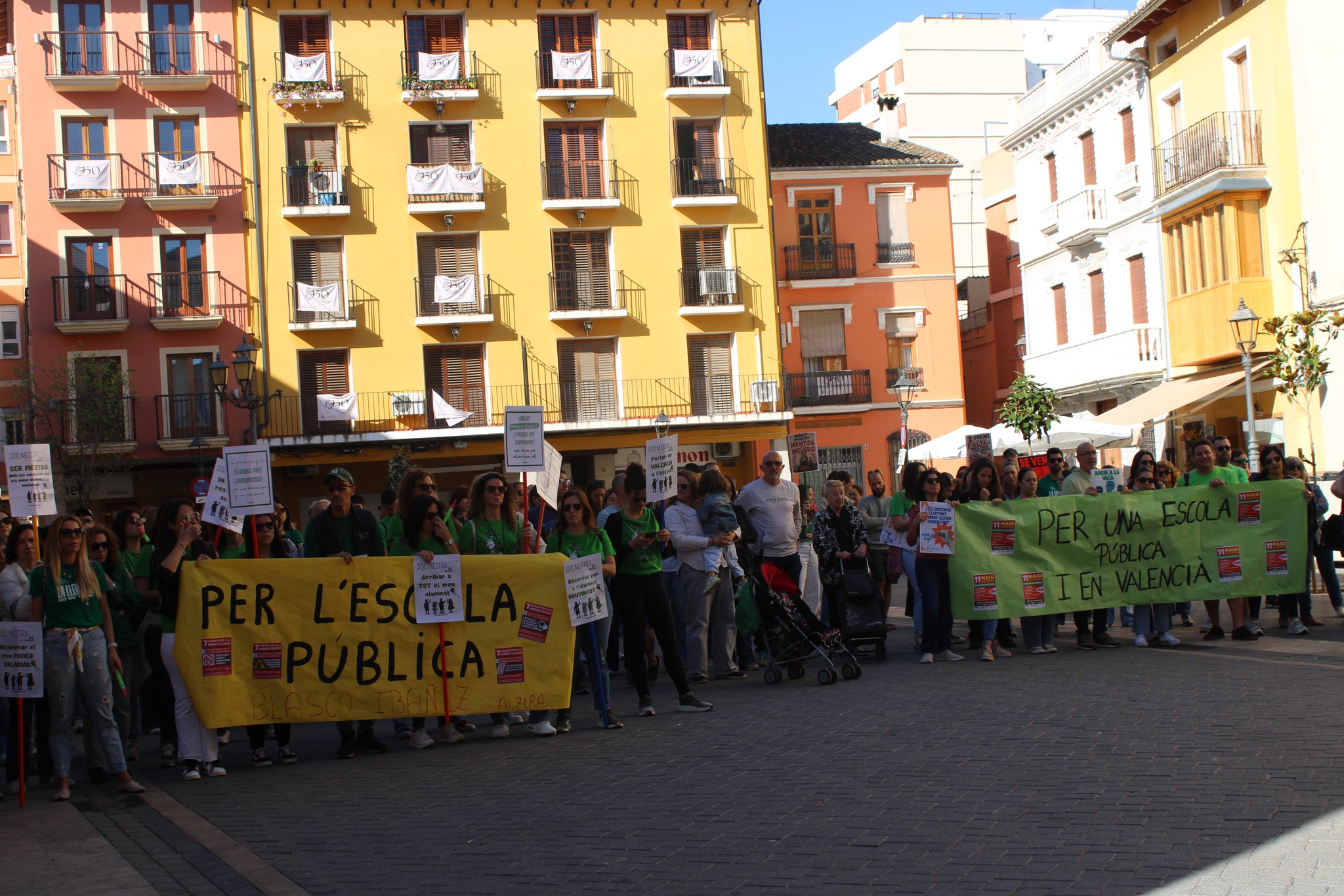 La comunitat educativa d’Alzira s’uneix a les protestes per denunciar la saturació de les aules i la falta de professorat als centres