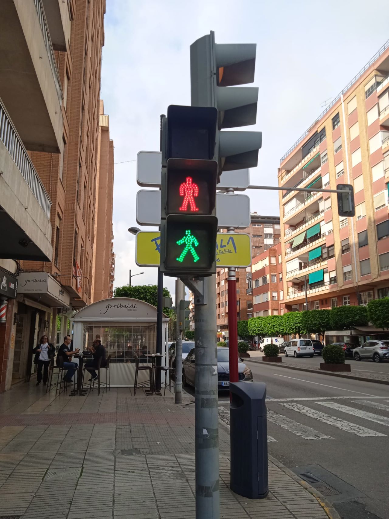 Els semàfors de la plaça del Regne d’Alzira, inhabilitats per avaria, obliguen a convertir la zona en una rotonda provisional