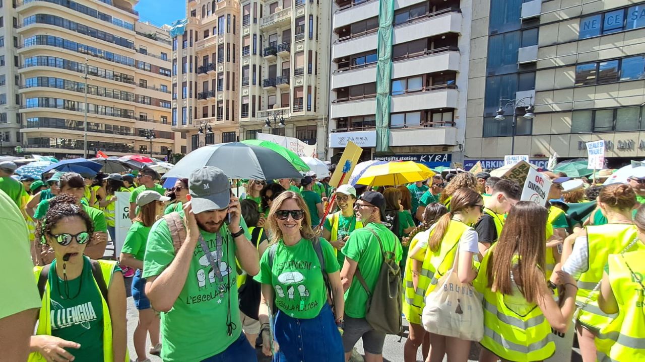 Els instituts d’Alzira han participat hui en la mobilització a València per la defensa d’una educació pública de qualitat en plena vaga indefinida