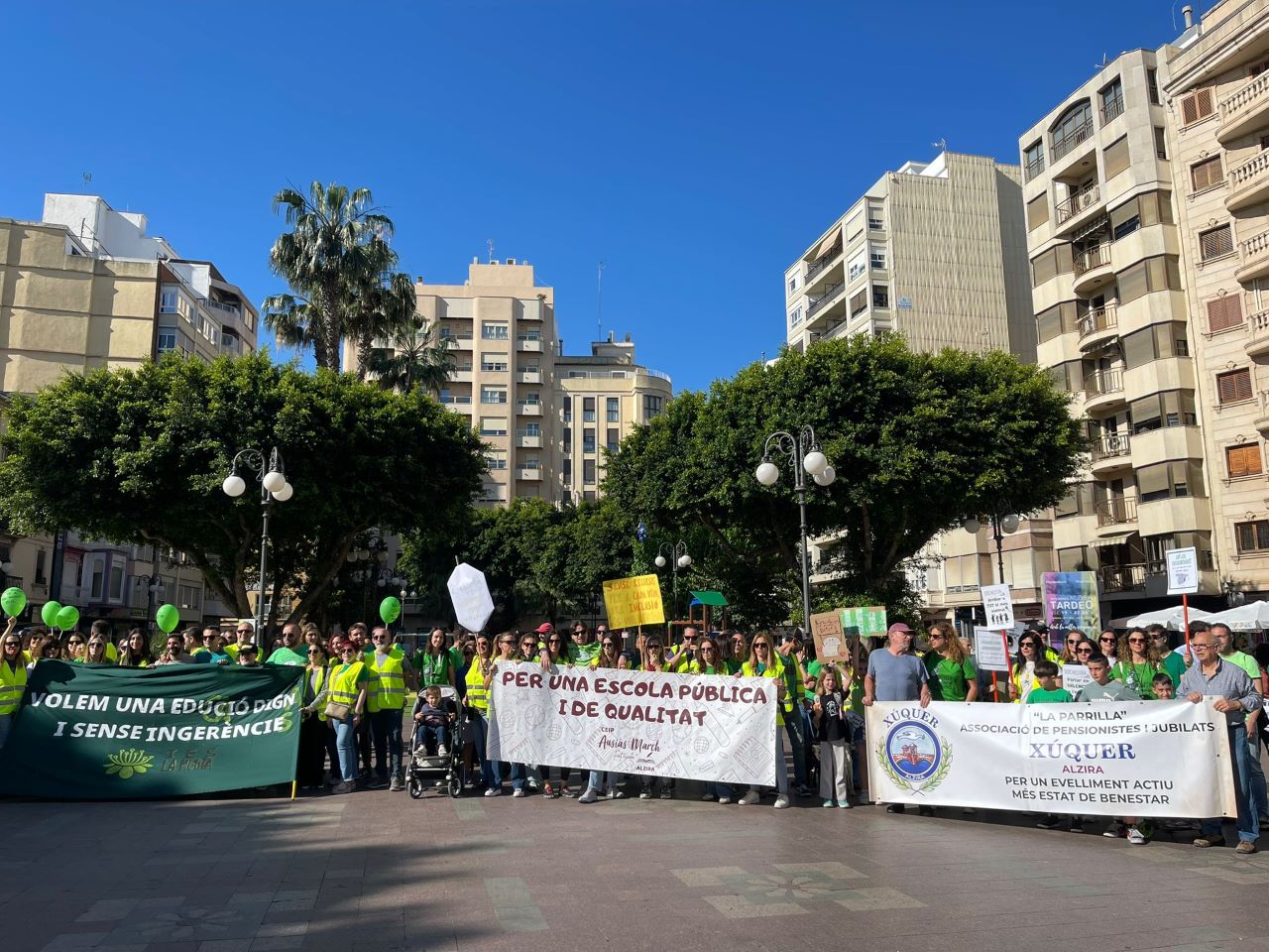 Alzira torna a eixir al carrer: el professorat es mobilitza per a exigir millores en l’educació pública, reducció de ràtios i més recursos als centres educatius