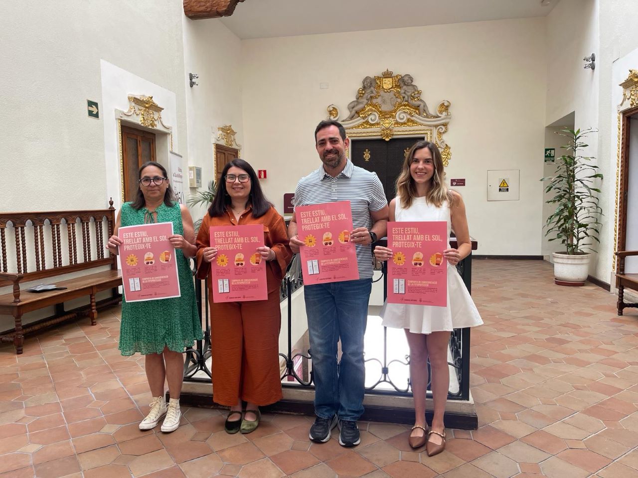 Alzira posa en marxa una campanya per conscienciar sobre els riscos de l’exposició solar sense protecció