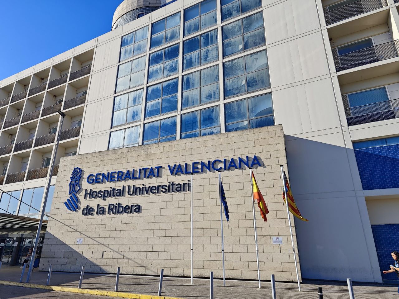 Comissions Obreres critica la instal•lació d’un nou cartell a l’Hospital de la Ribera i qüestiona les prioritats de la gestió sanitària