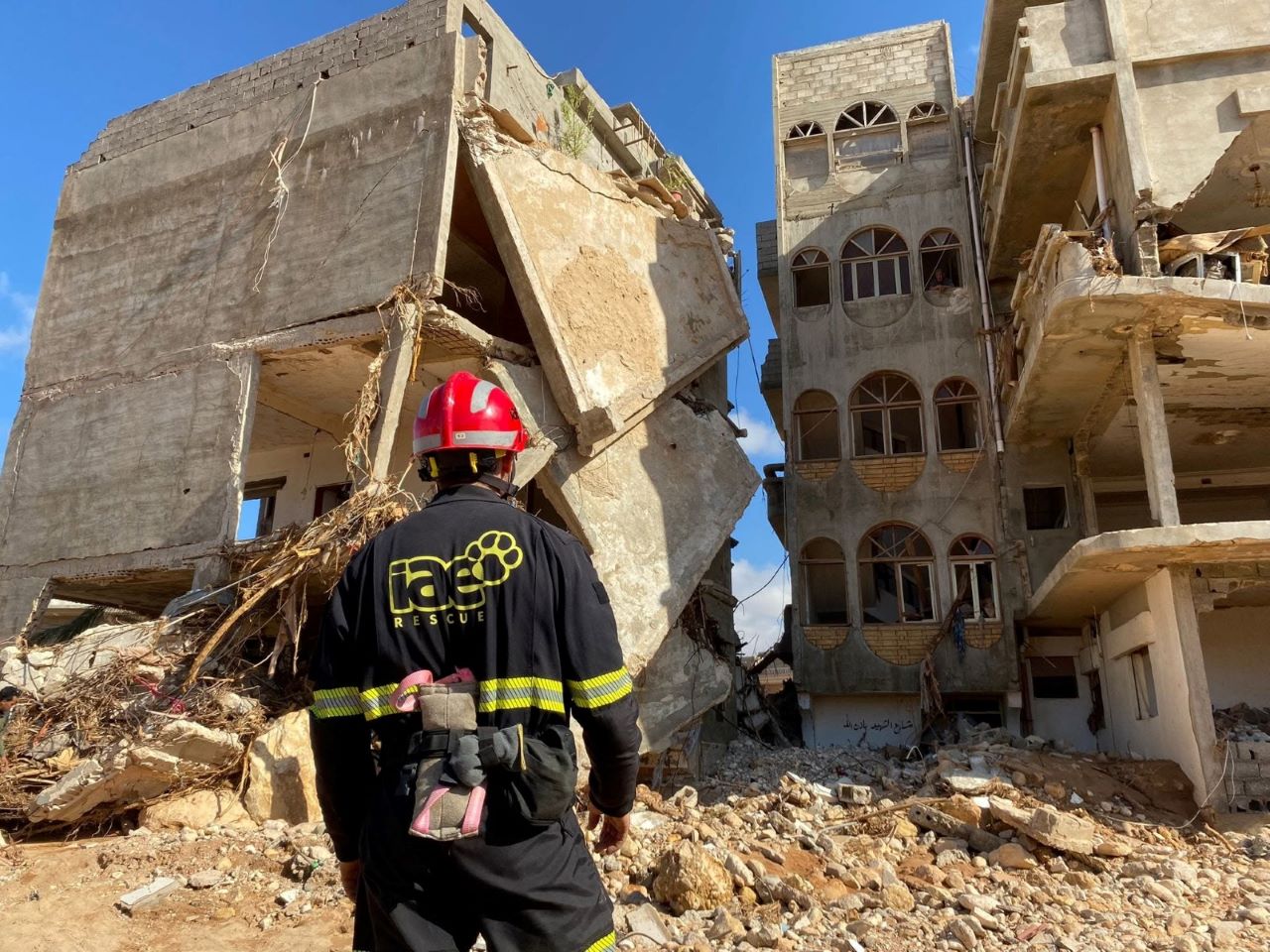 Un equip de voluntaris de l’ONG Intervenció, Ajuda i Emergència es prepara per a viatjar a Veneçuela per col·laborar en tasques de localització