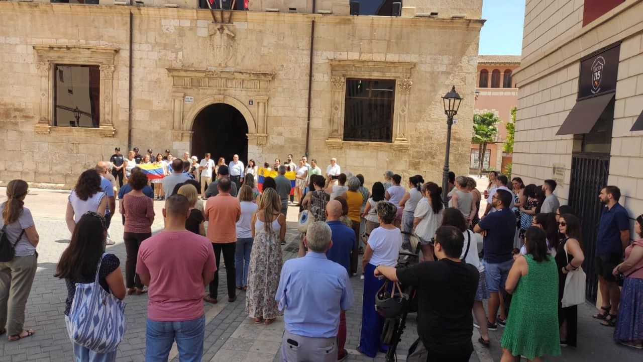 Alzira fa un minut de silenci en solidaritat amb les víctimes del terratrémol de Veneçuela