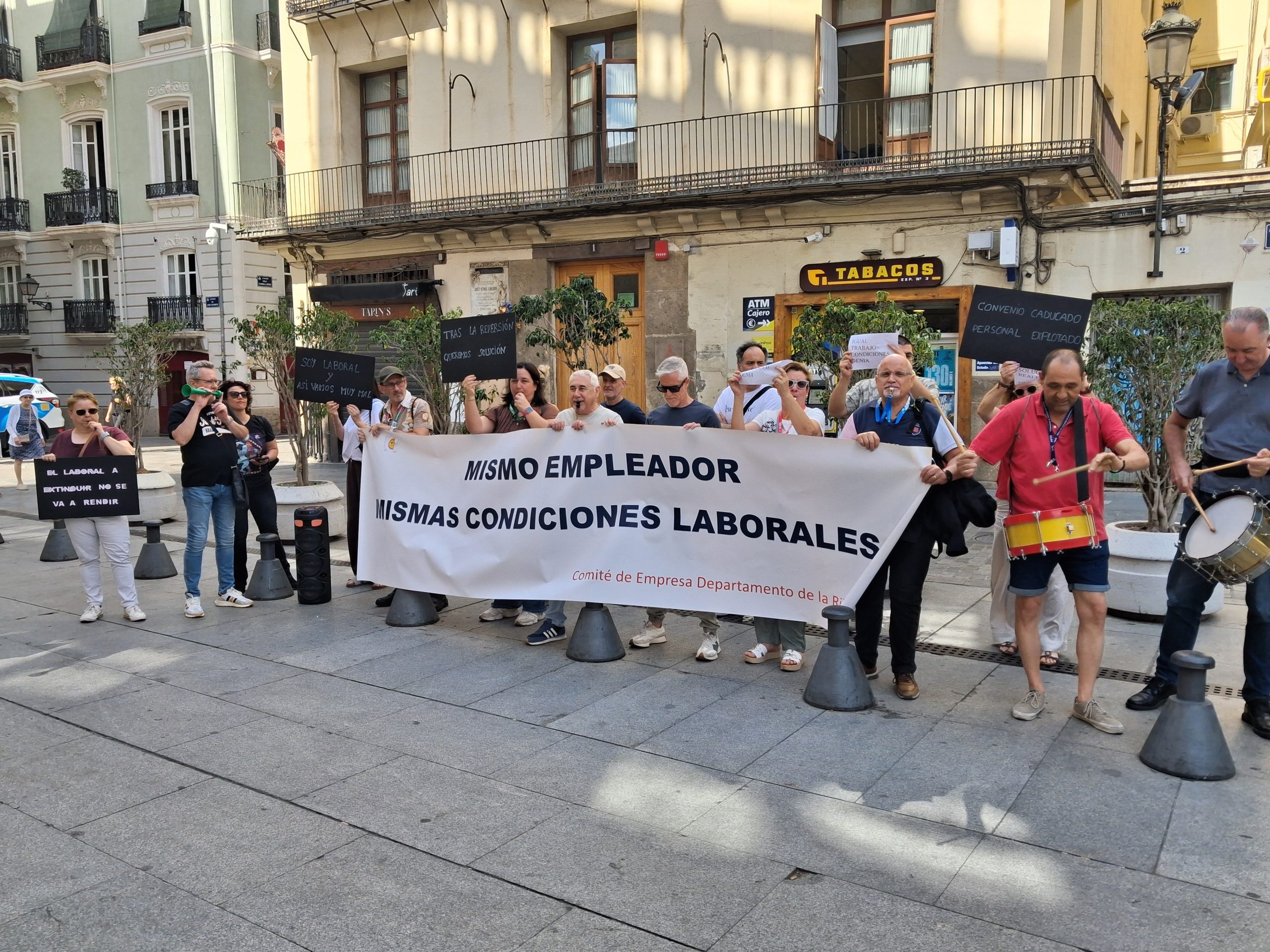 Protesta a València del personal sanitari de La Ribera per a exigir millores laborals.