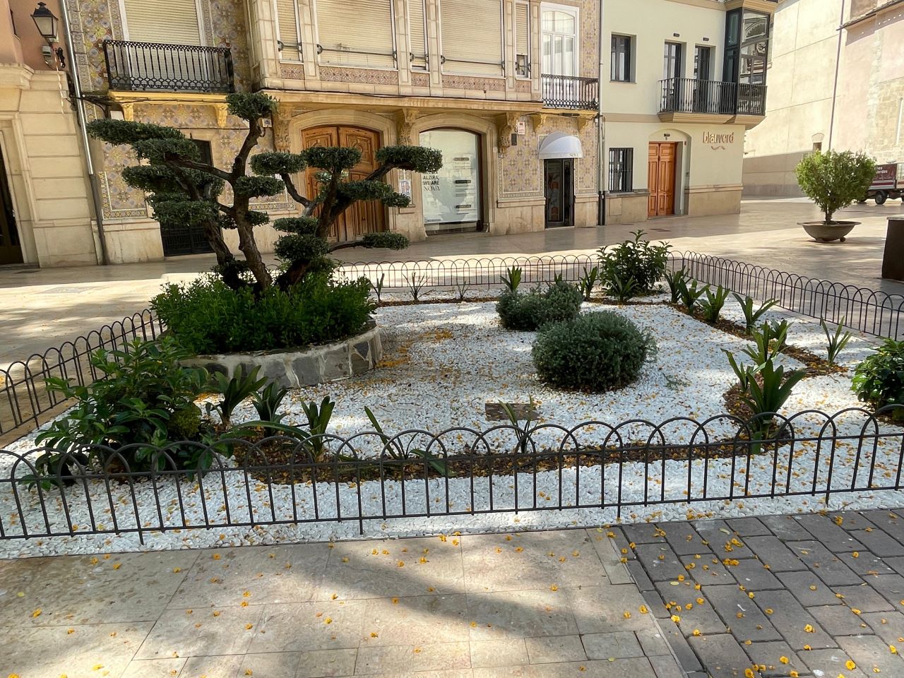 Les actuacions de millora a la plaça de la Constitució d’Alzira es veuen afectades per actes incívics