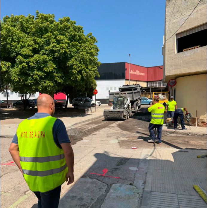 Alzira inicia l’asfaltat de 15 punts de la ciutat amb un pressupost de 200.000 euros