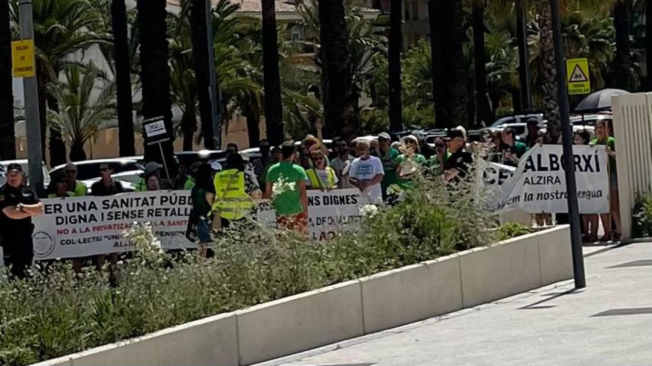 Els docents dels centres educatius d’Alzira es concentren davant el Palau de Justícia durant la visita del president per exigir millores