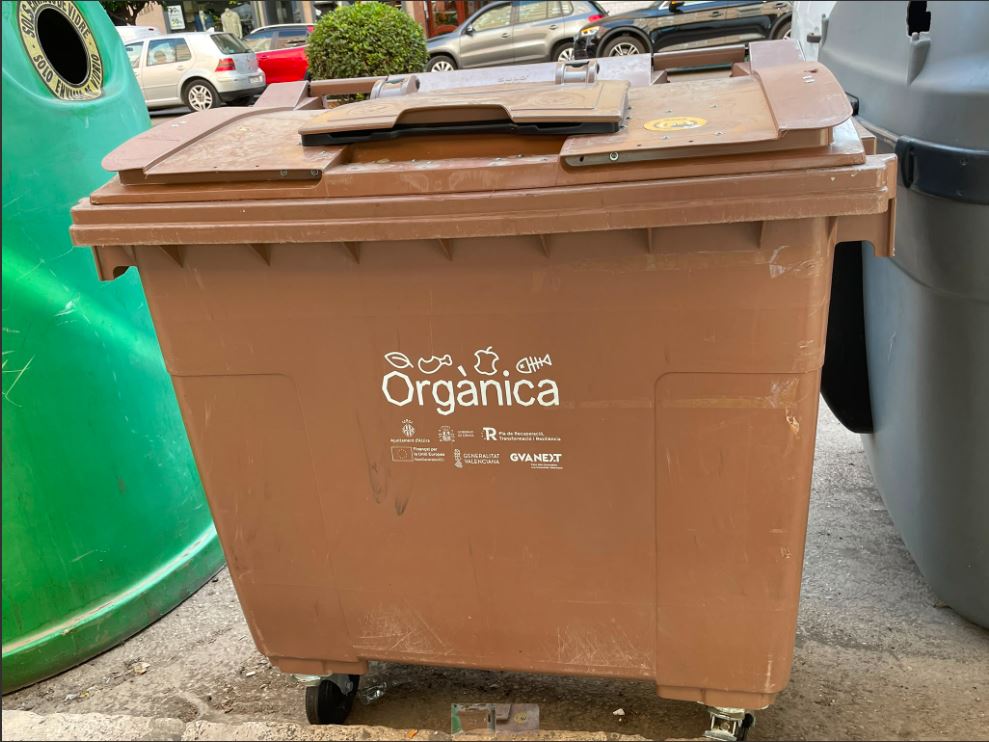 Alzira supera el control de qualitat del contenidor marró amb menys d’un 20% d’impropis en la recollida orgànica
