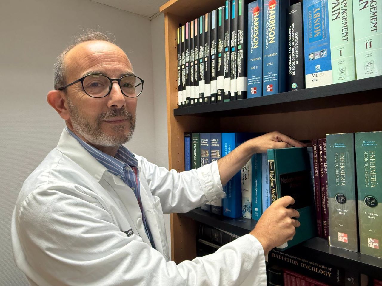 El cap de la Biblioteca de l’Hospital de la Ribera, Juan Maria de la Cámara, rep el premi al millor revisor científic.