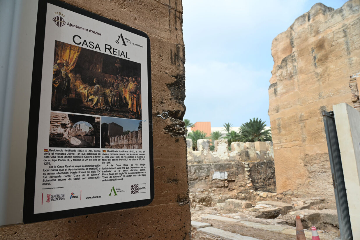 24/07/2026. Alzira.
CASA REIAL. Residència fortificada (BIC) on residia el rei Jaume I en les seues estades a aquesta Vila Reial. També està documentat com a Palau Reial. Originalment era una torre musulmana que el rei Jaume va rehabilitar com a residència.
Després de mort i fins el segle XVI va fer funcions d'Administració local (com d'un Ajuntament). Després es va esquarterar en parceles que es convertirien en habitatges particulars i fins el s.XX va ser coneguda com Casa de l'Olivera.
FOTO: ©PRATS i CAMPS (contacte: pratsicamps@gmail.com )