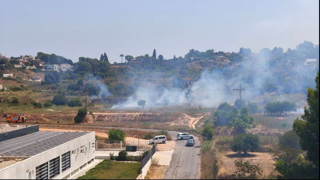 Extingit l’incendi d’una parcel•la municipal al Torretxó Baix d’Alzira, el tercer foc registrat este mes a la zona