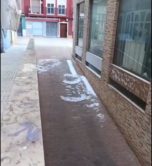 L’Ajuntament d’Alzira denuncia noves pintades vandàliques en espais públics de la ciutat