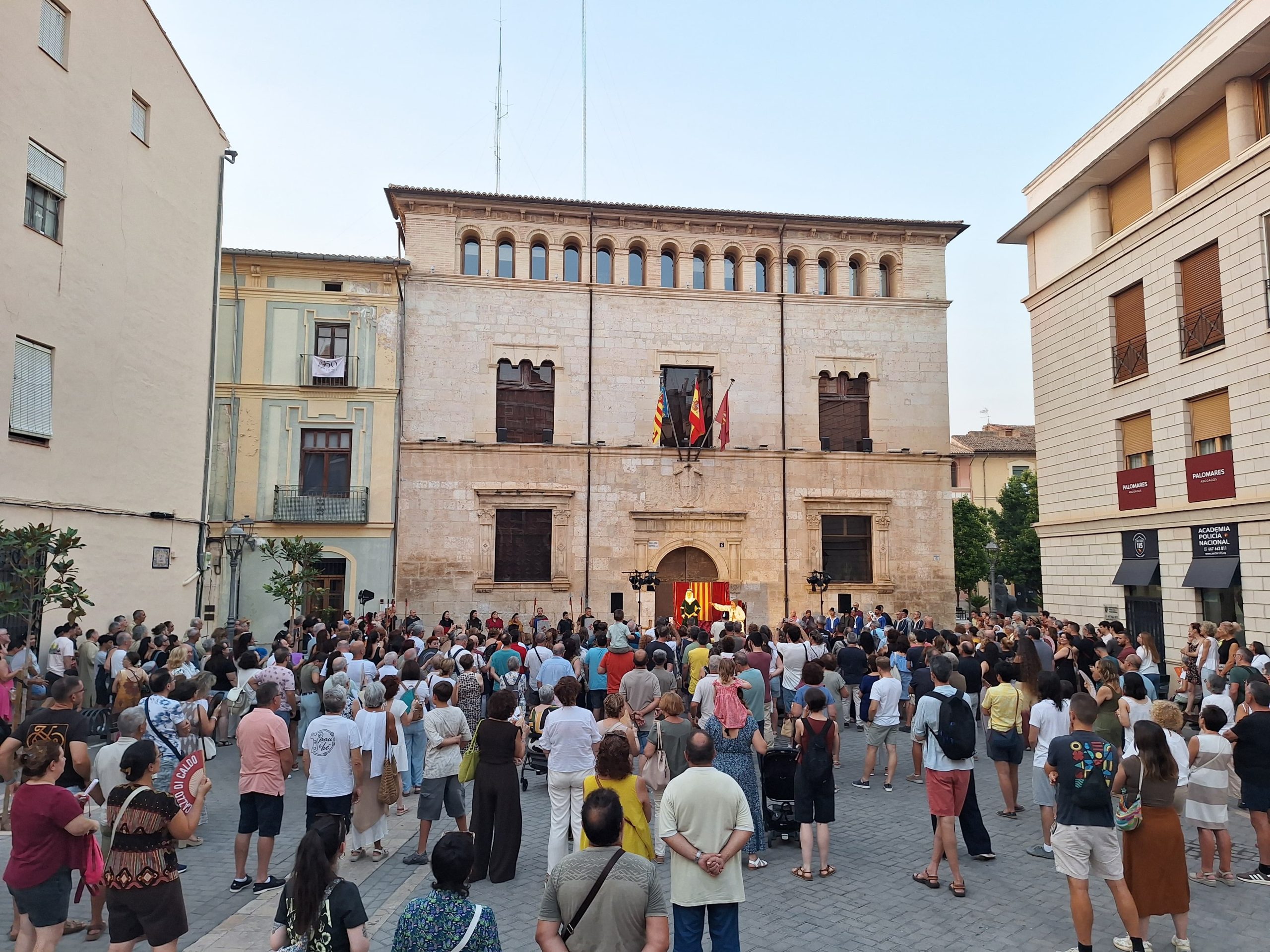 Més de 400 persones participen a Alzira en la commemoració del 750 aniversari de la mort de Jaume I i reviuen el llegat del monarca a la ciutat