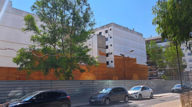 L’Ajuntament d’Alzira assumix la neteja del solar de la plaça Primer de Maig després de mesos d’abandó i reclamarà el cost al propietari