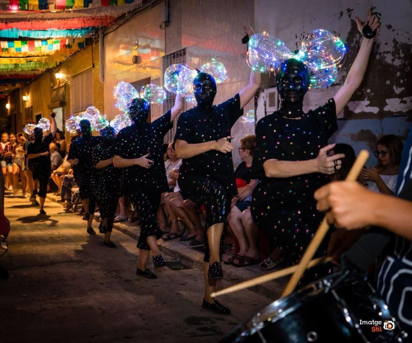 Guadassuar inicia hui les Danses amb la primera jornada als carrers Sant Roc i Verge del Rosari, amb Encar Colomina i Judit Camarasa com a caps de dansa