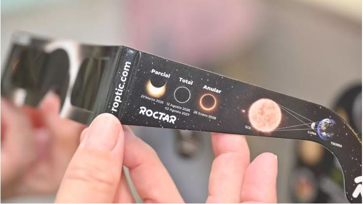 Mirar directament l’eclipsi de Sol pot provocar una cremada irreversible a la retina encara que la persona no note cap dolor ni molèstia en el moment