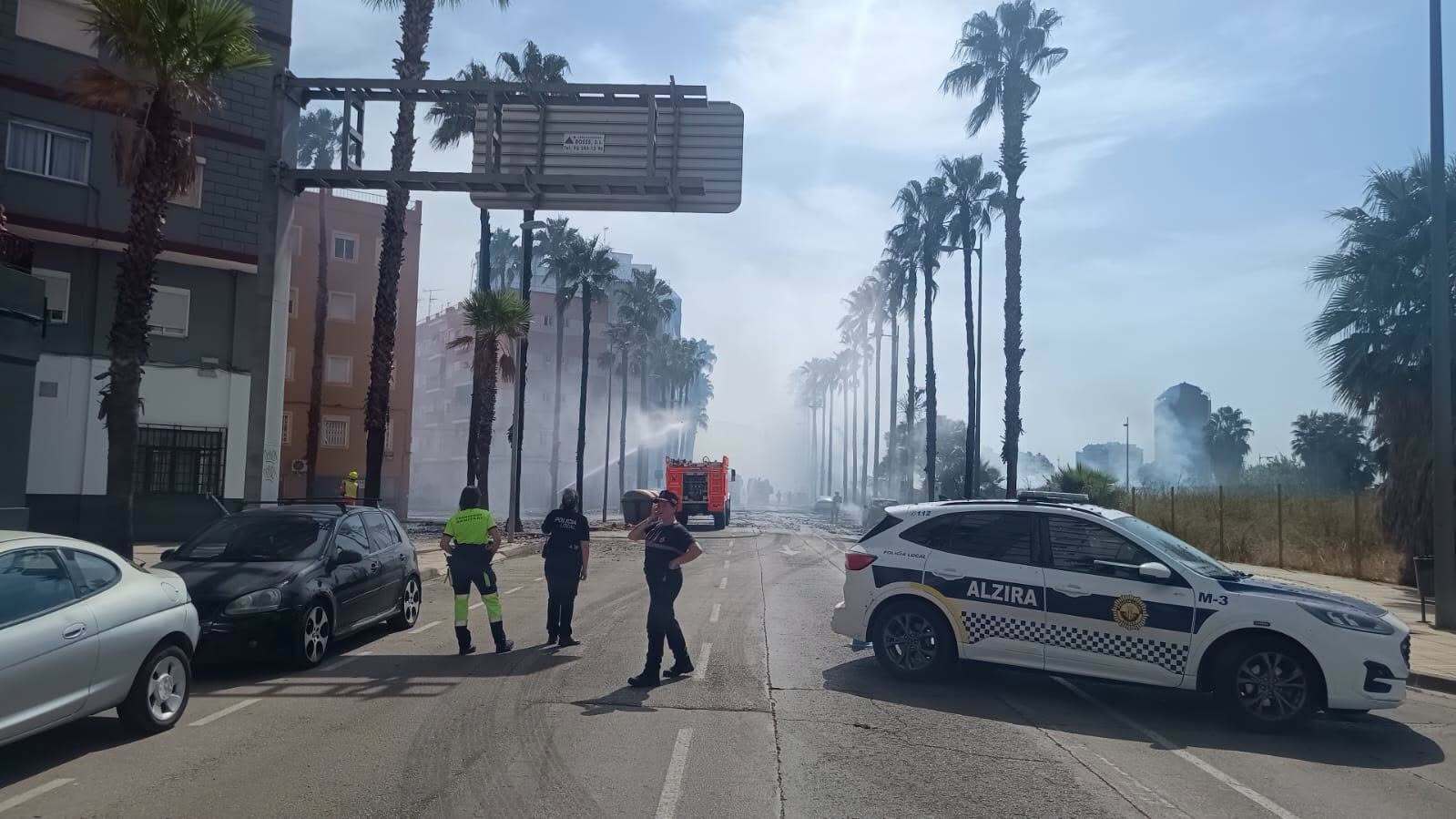 Un incendi declarat en plena alerta roja en un solar abandonat del barri de Tulell crema 40 palmeres i obliga a tallar diversos carrers