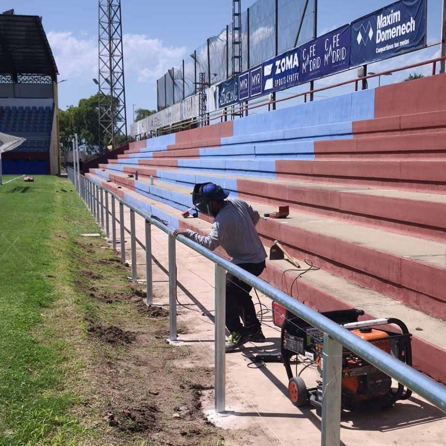 L’Ajuntament d’Alzira reforça la seguretat al Camp d’Esports Venècia i a l’Estadi Luis Suñer amb la instal•lació de noves tanques