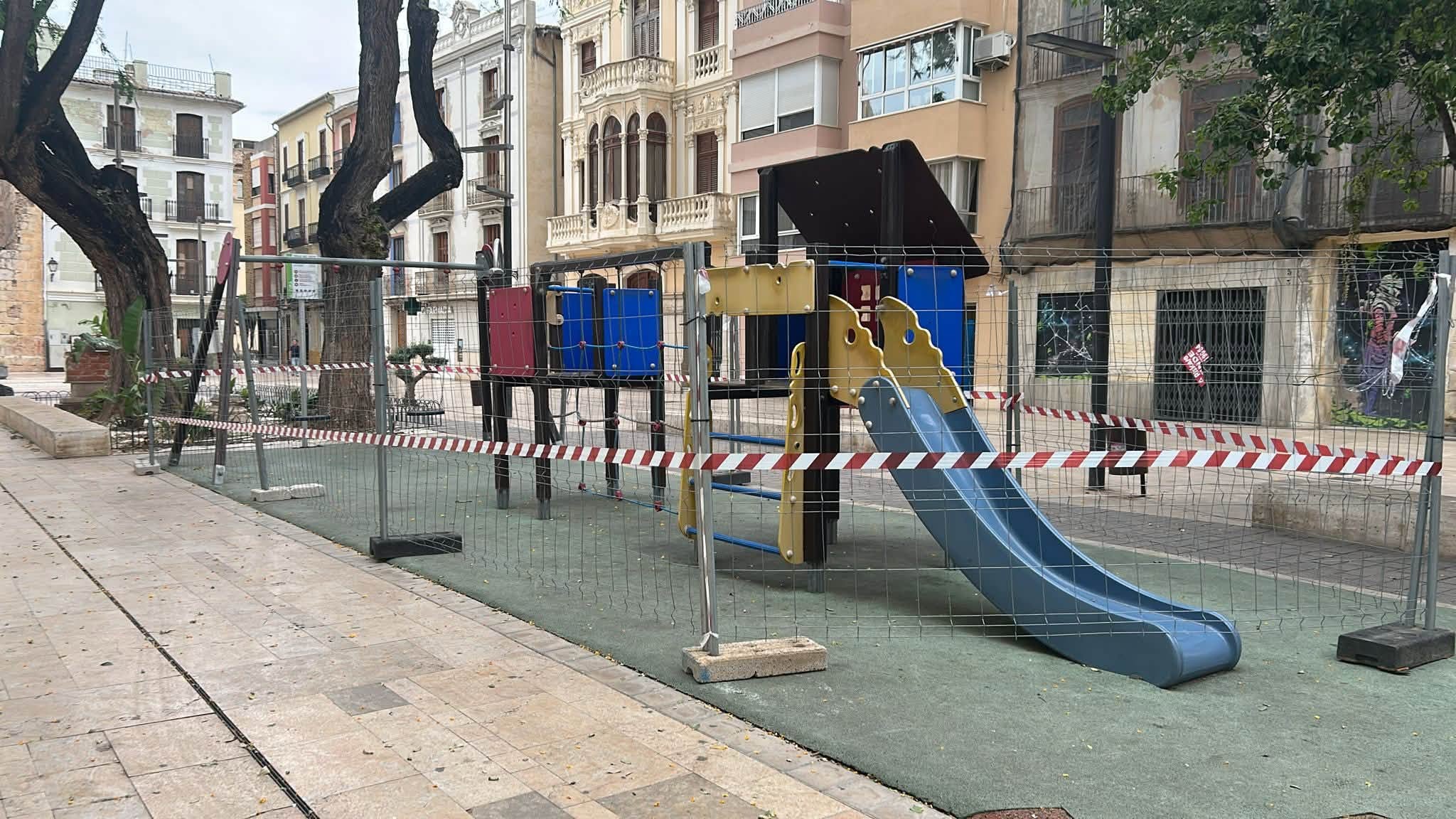 L’Ajuntament d’Alzira clausura temporalment els jocs infantils de la Plaça de la Constitució com a mesura preventiva per la tipuana danyada