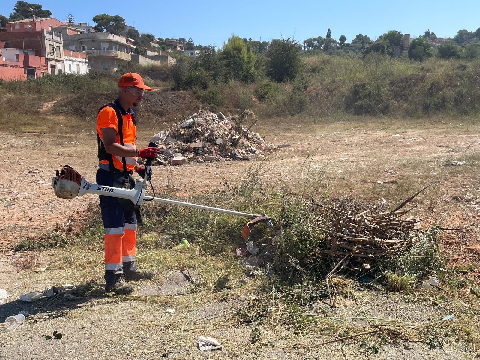 La Regidoria d’Agricultura desplega un operatiu de neteja al barri de l’Alquerieta en el marc de les iniciatives de neteja i millora