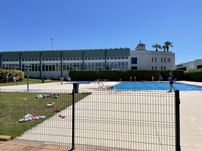 El PP d’Alzira reclama l’obertura gratuïta de la piscina municipal davant l’alerta roja per calor
